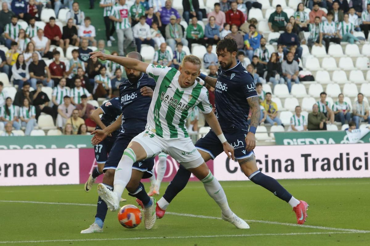 Obolskii protege el esférico durante un lance del encuentro con el Cádiz.