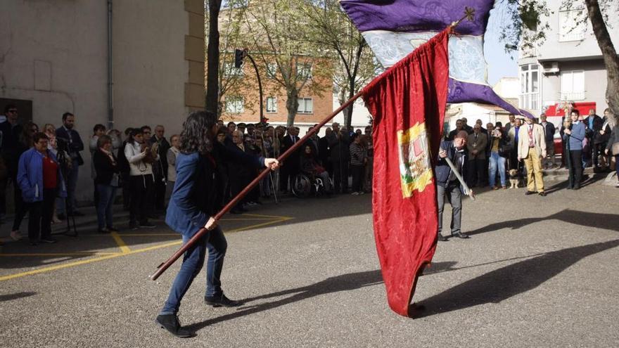 Saludo de los dos pendones.