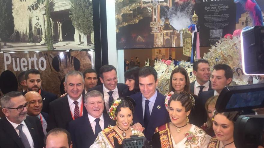 Pedro Sánchez posa con la Reina de la Huerta y dos de sus damas