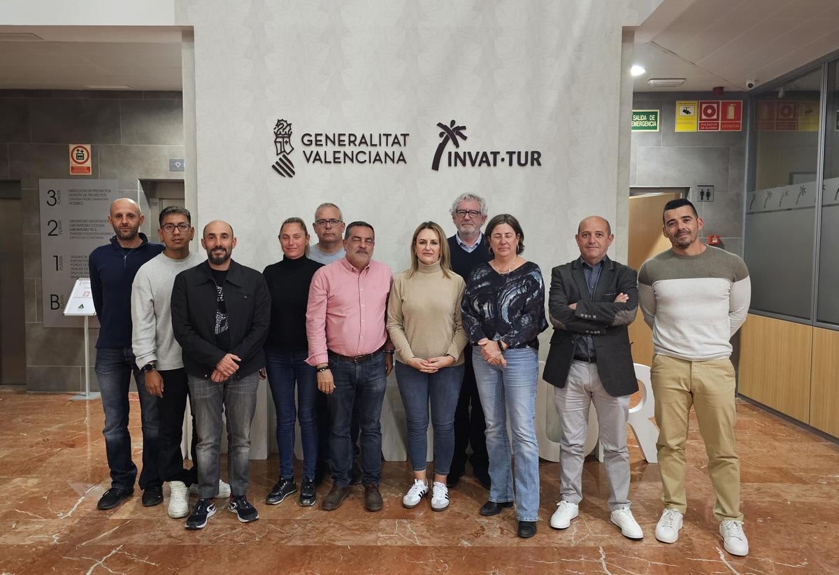 La consellera Nuria Montes posa con los delegados de los trabajadores tras el acuerdo alcanzado este Jueves Santo por la noche.