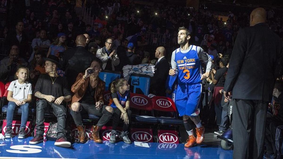 Calderón salta a la pista del Madison al lado de Justin Bieber, que ocupa una de las sillas de primera fila.