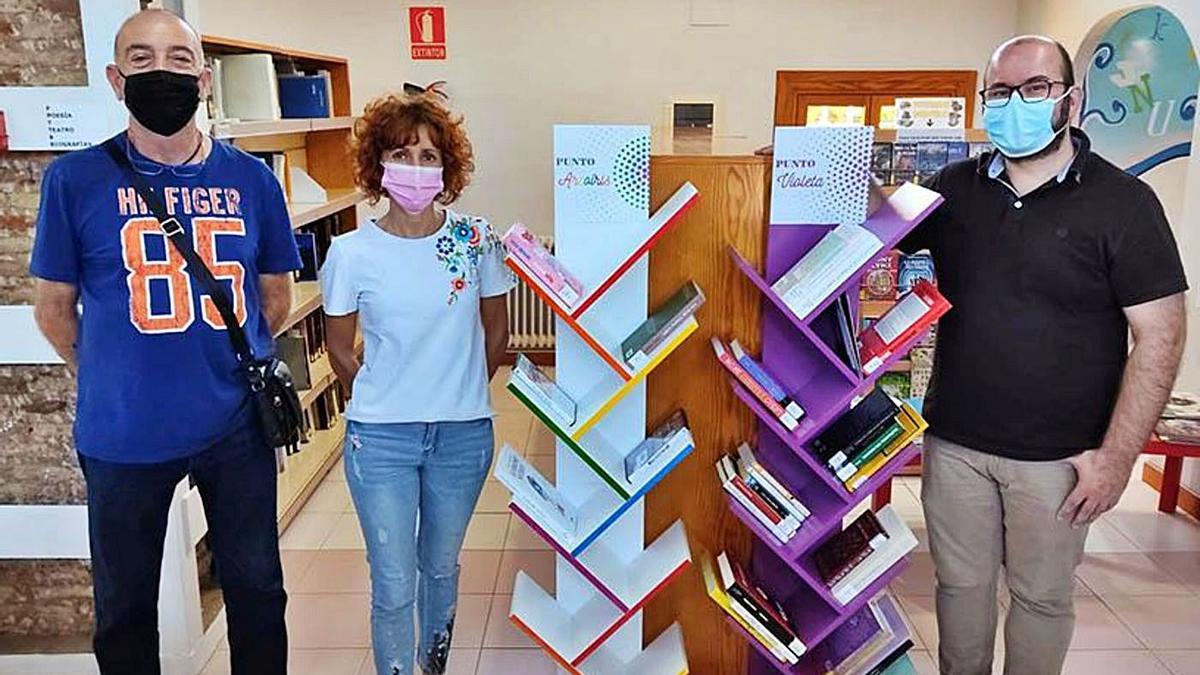 Responsables municipales y de la biblioteca en el nuevo punto creado con motivo del Día del Orgullo. | SERVICIO ESPECIAL