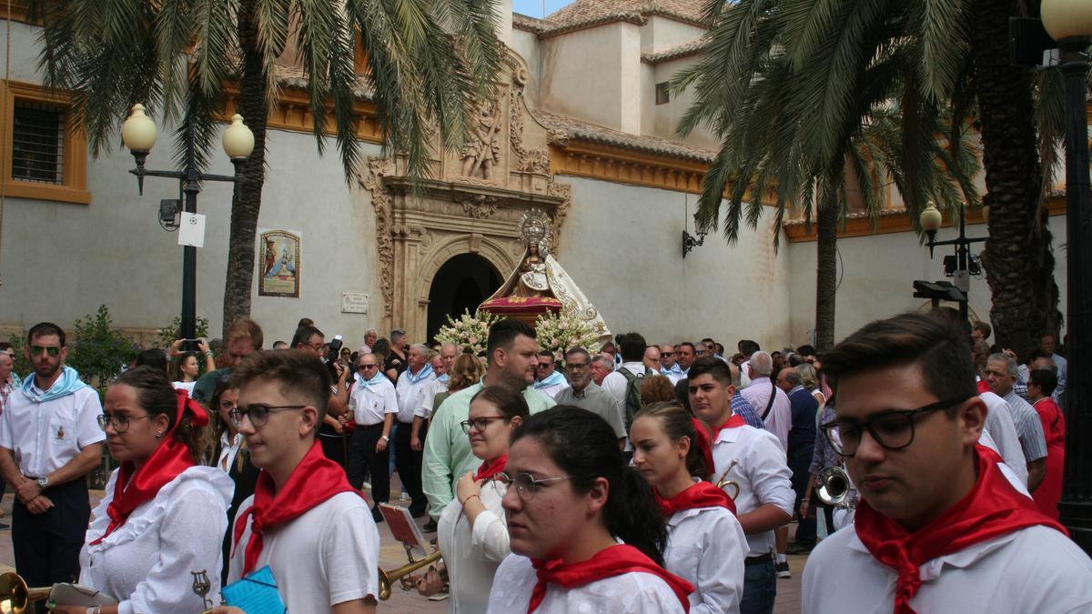 Cientos de rabaleros despedían a la Virgen de las Huertas en un abarrotado atrio de San Cristóbal.