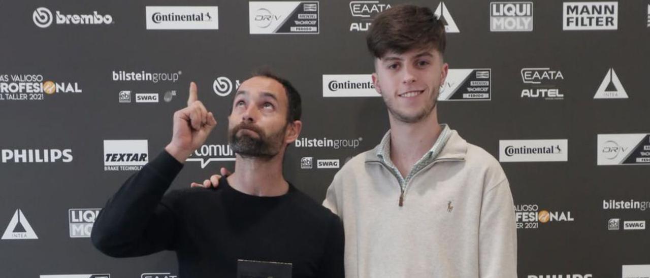 Iván Martín, con el premio, mira al cielo recordando a su padre. | Cedida