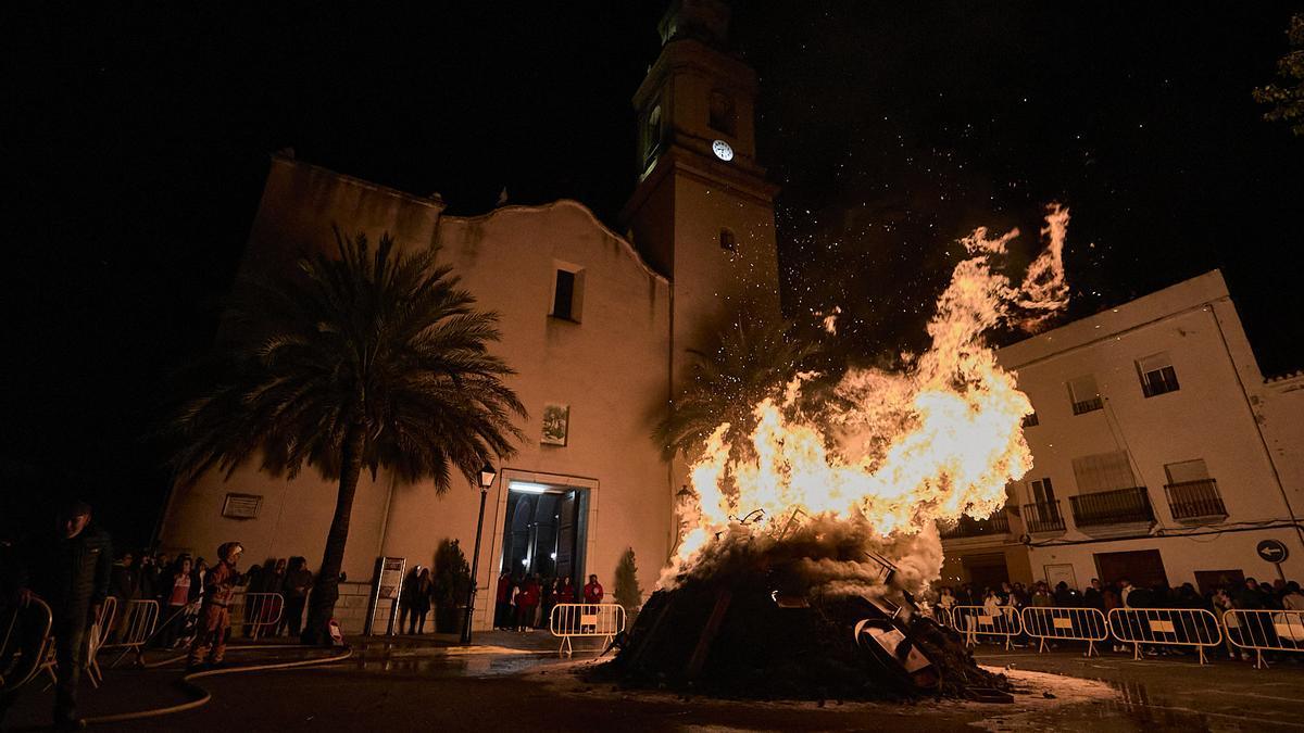 La foguera del Porrat de Beniopa es va cremar dissabte passat