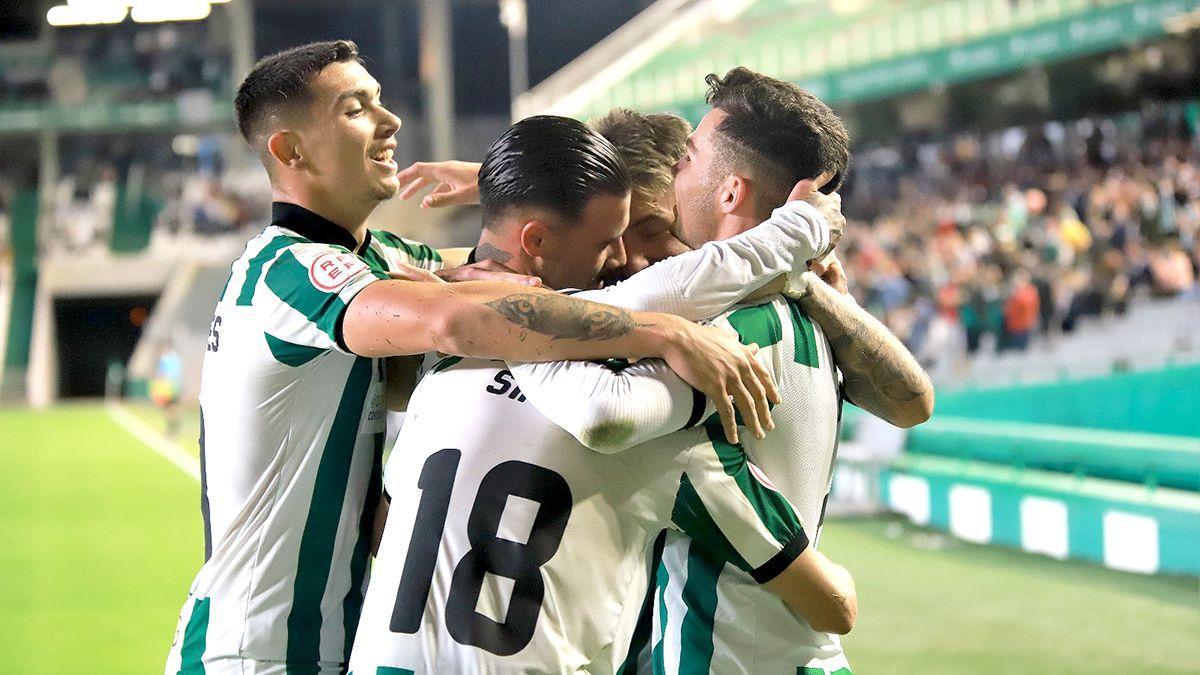 Los jugadores del Córdoba CF celebran uno gol frente al Cacereño.