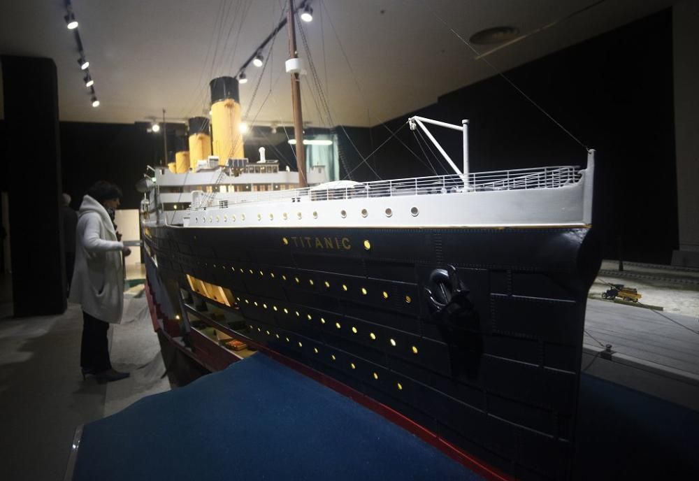 Montaje de la exposición sobre el Titanic en Murcia