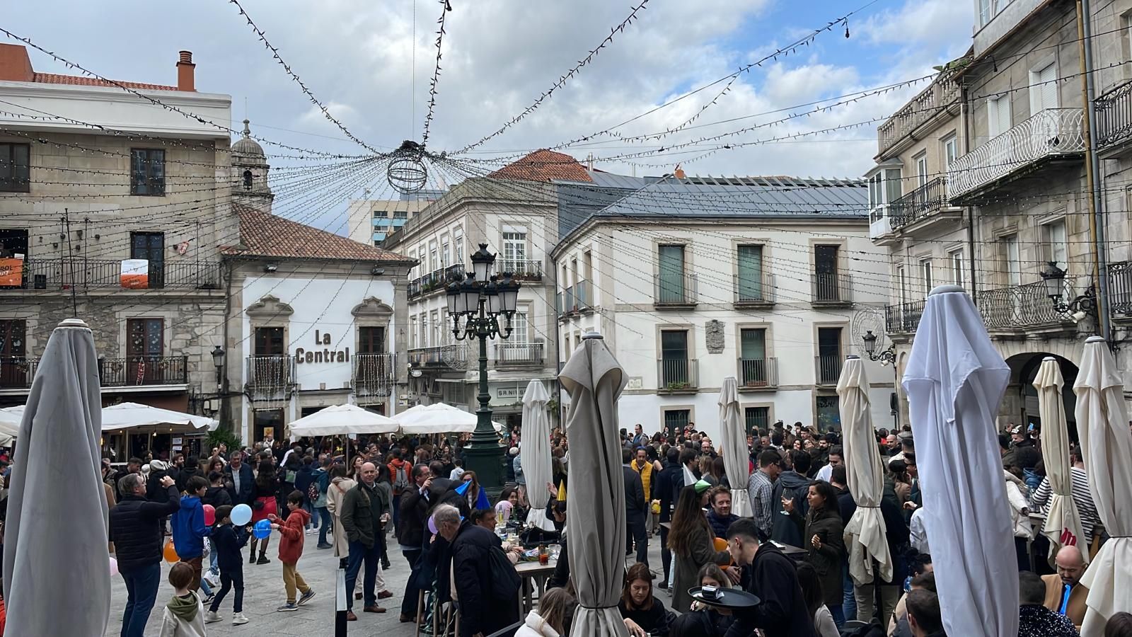 Cotillón, purpurina y ganas de pasarlo bien: los vigueses vencen al temporal