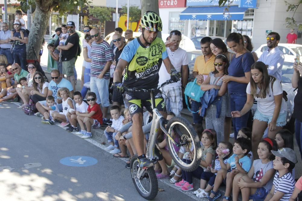 Las exhibiciones de trial, bike trial y de velocidad urbana llenan el centro de la villa que mañana acoge un descenso de bike