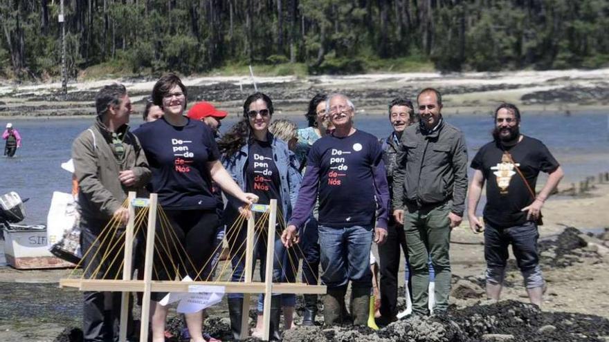 María Villaronga y miembros de su candidatura ante la isla de Cortegada. // Noé Parga