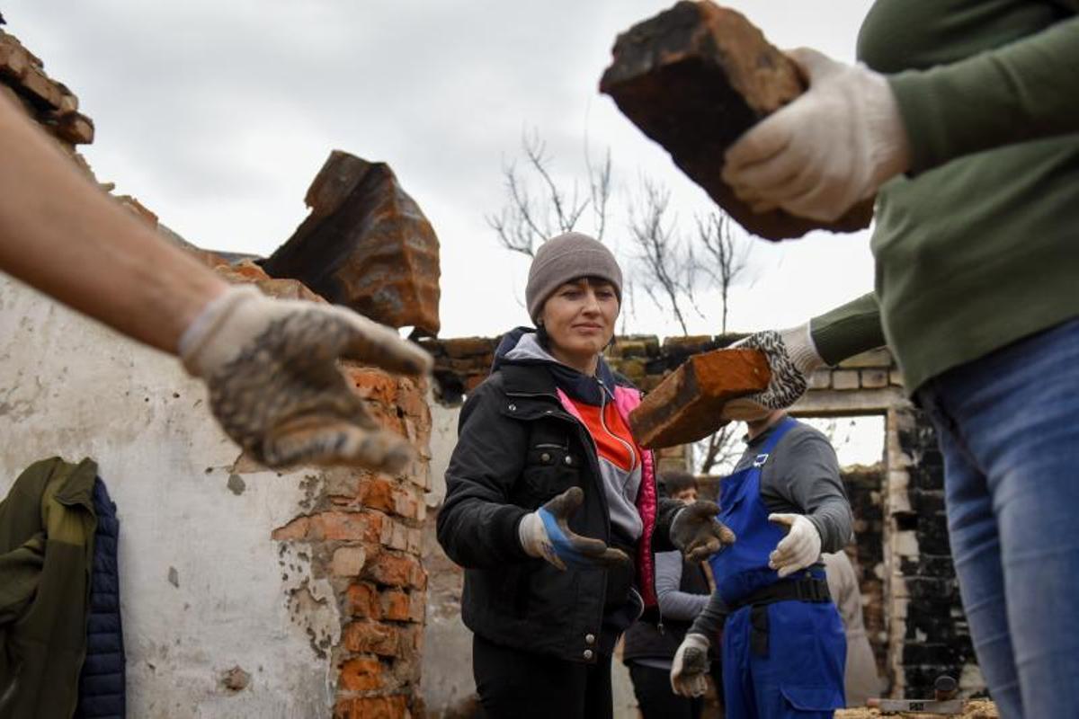 Bo Mozhemo (Porque podemos) Habitantes de Chernihiv y  Novoselivka, cuyas casas fueron dañadas durante la invasión rusa, crean movimiento de ayuda mutua para restaurarlas