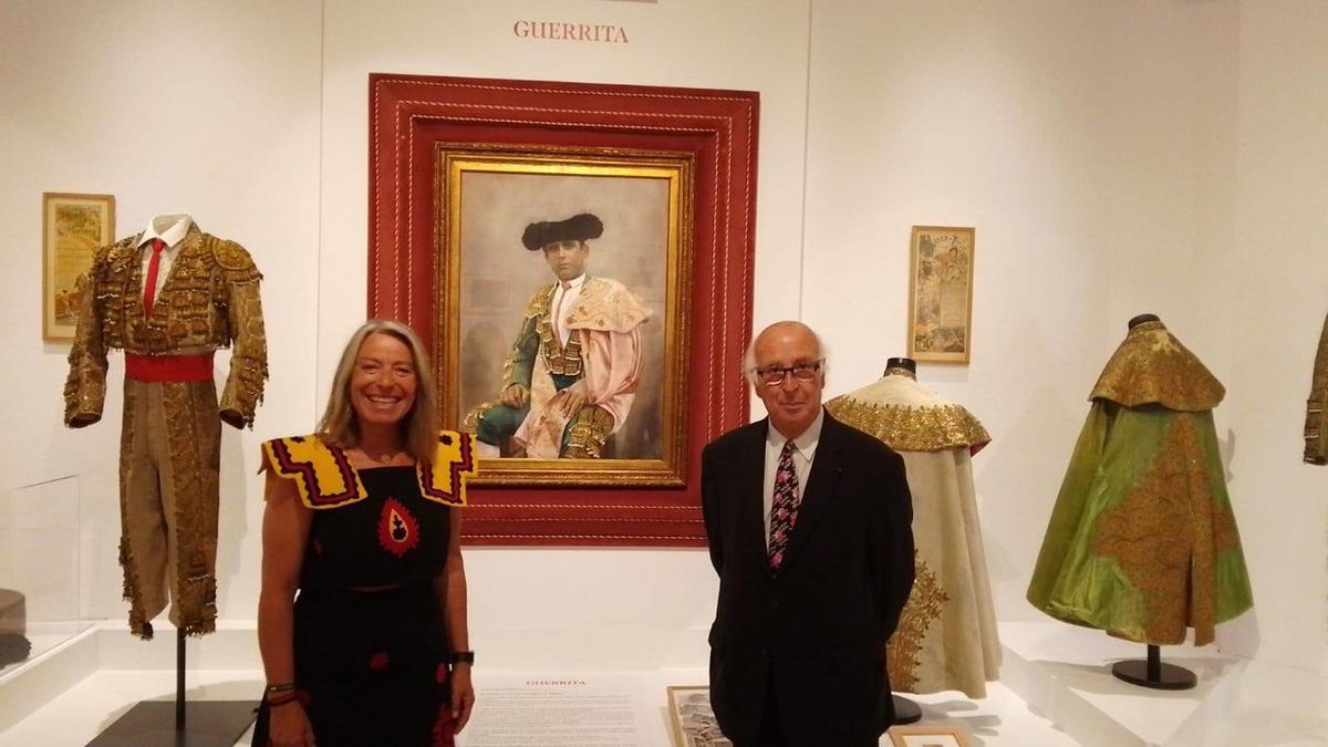 Isabel Albás, junto a un representante del Ayuntamiento de Nimes.