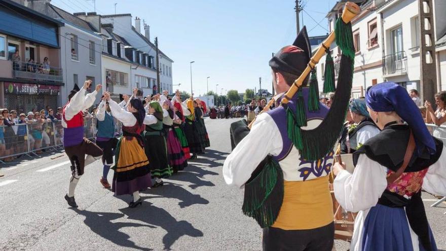 La Banda de Gaitas &quot;El Trasno&quot;, de Coaña, en su recorrido por Lorient.