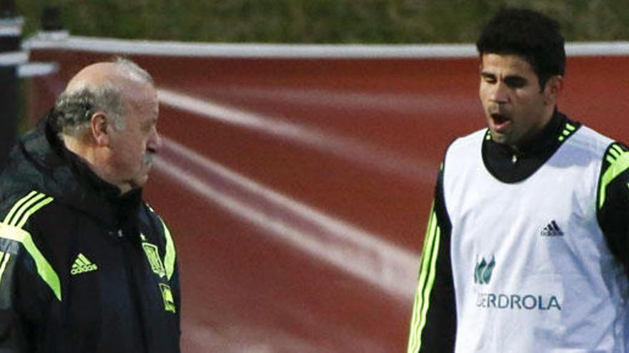 Diego Costa y Del Bosque en un entrenamiento.