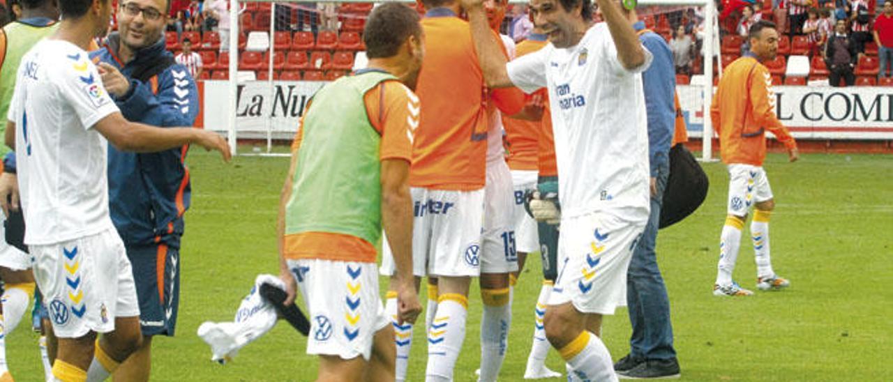 Valerón celebra con David García la clasificación de la UD a la final de la promoción de la temporada 2013-14.