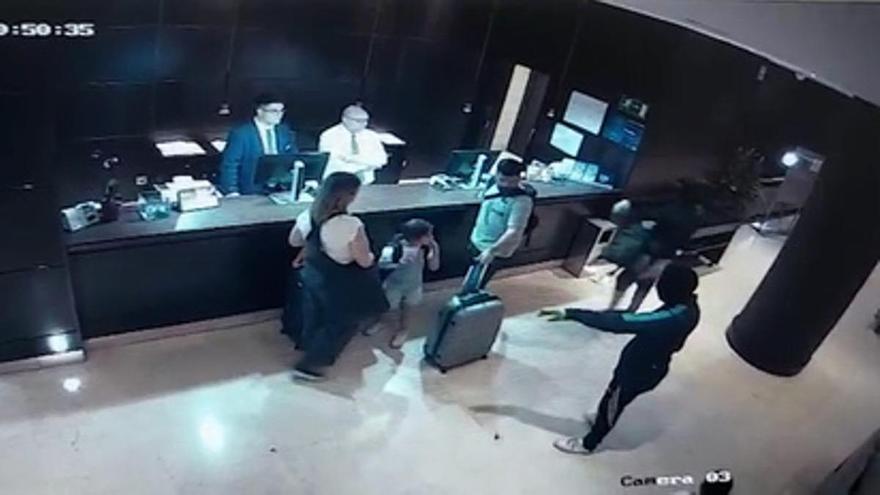 Vídeo | Atracament a mà armada en un hotel mentre una família es registrava