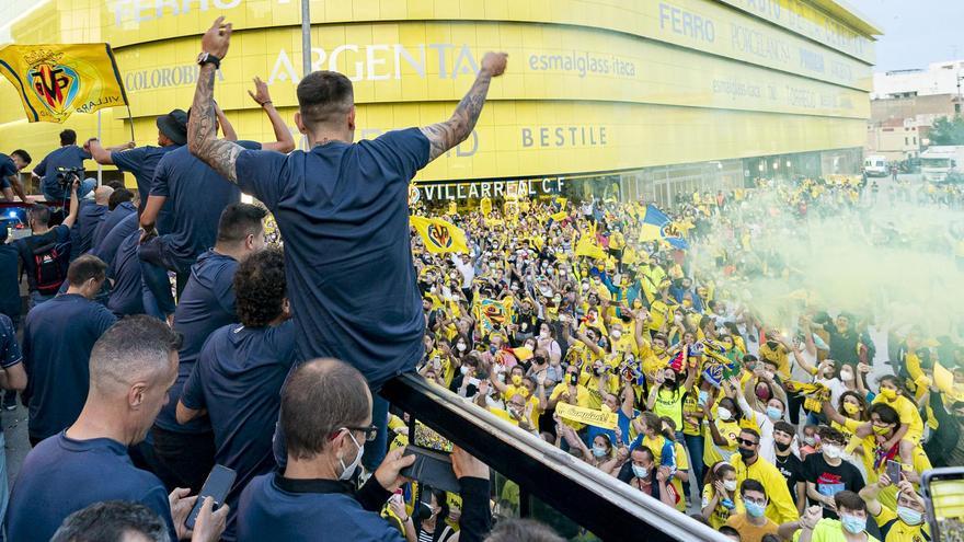 El Villarreal celebró junto a sus aficionados  con una multitudinaria rúa el éxito continental