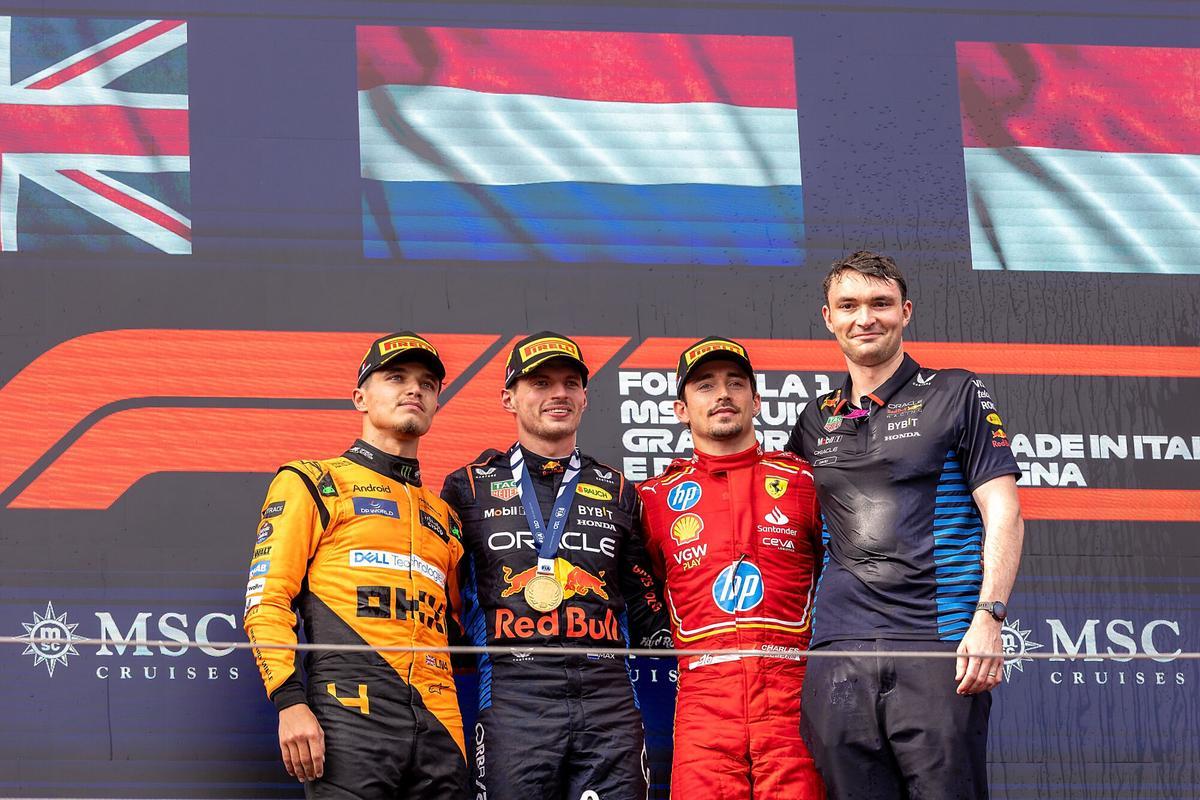 Max Verstappen, junto a Lando Norris y Charles Leclerc, en el GP de Emilia Romagna de 2024.