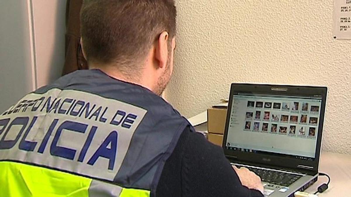 Un policía durante una investigación contra la pornografía infantil (FOTO DE ARCHIVO).