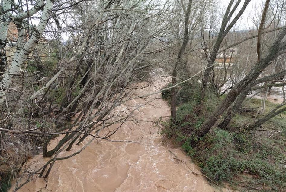 El río Túria se desborda a su paso por Ademuz