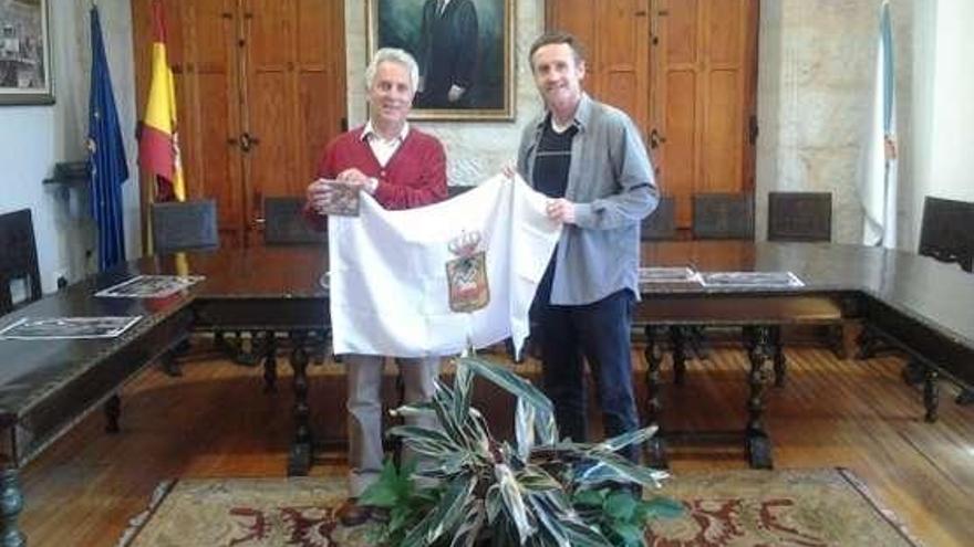 El alcalde entrega la bandera de Poio a Miguel Martínez.  // FdV