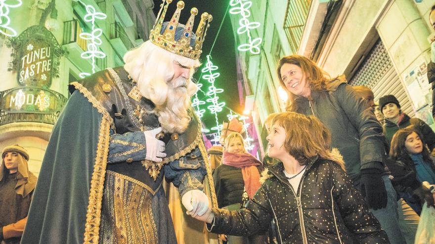 El Rei Melcior saluda un infant al Born de Manresa, camí de l’ajuntament en la cavalcada de reis de l'any passat