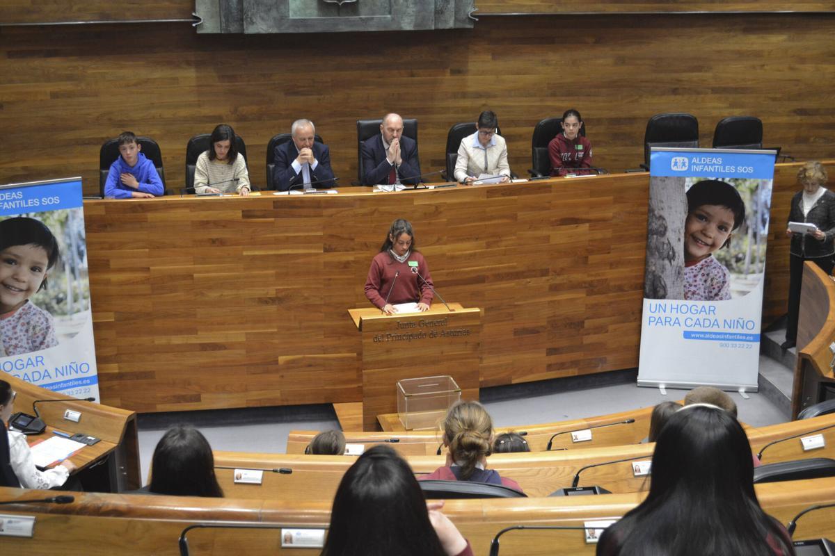EN IMÁGENES: Sesenta alumnos asturianos se convierten en diputados por un día