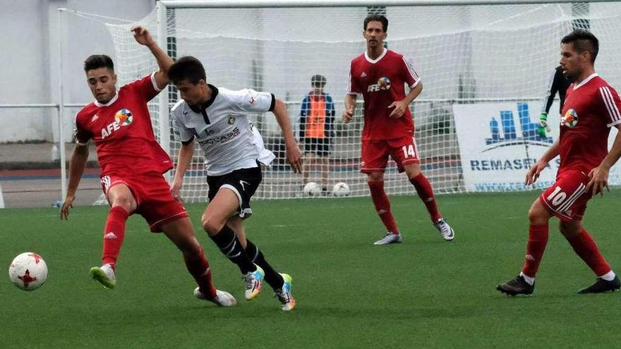 El caudalista Davo trata de controlar el balón ante David Antón y Medina.