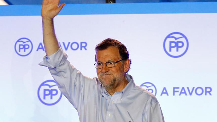 Mariano Rajoy saluda desde el balcón de Génova. // EFE