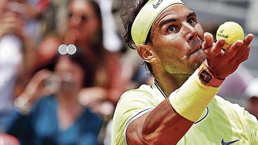 Nadal realiza un saque en el duelo de ayer en Roland Garros.