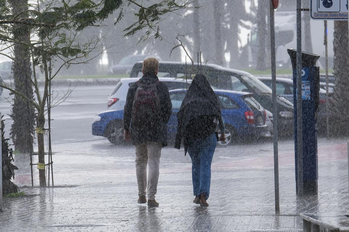 05-01-2026 LAS PALMAS DE GRAN CANARIA. Meteorología: Ligera lluvia en la ciudad  | 05/01/2026 | Fotógrafo: Andrés Cruz