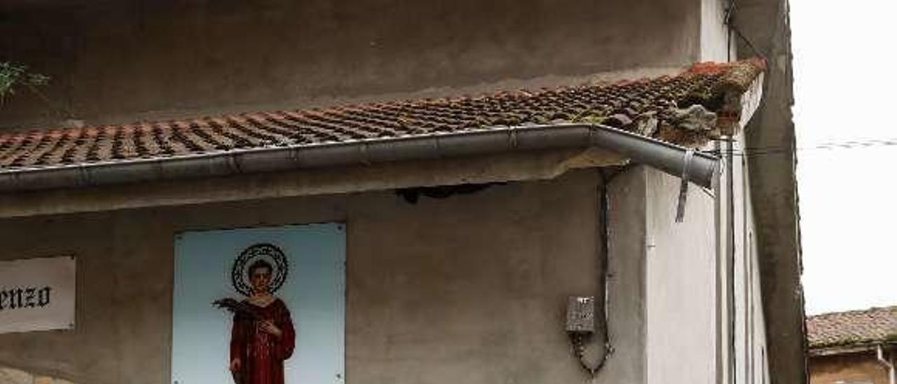 La iglesia de El Puente, con parte del alero dañado.