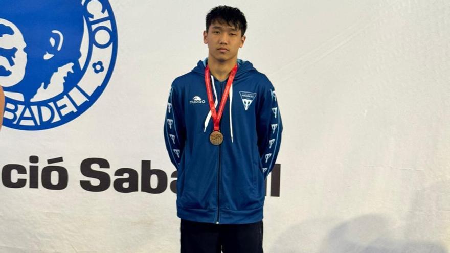 Joan Perramon amb una de les dues medalles de bronze aconseguides