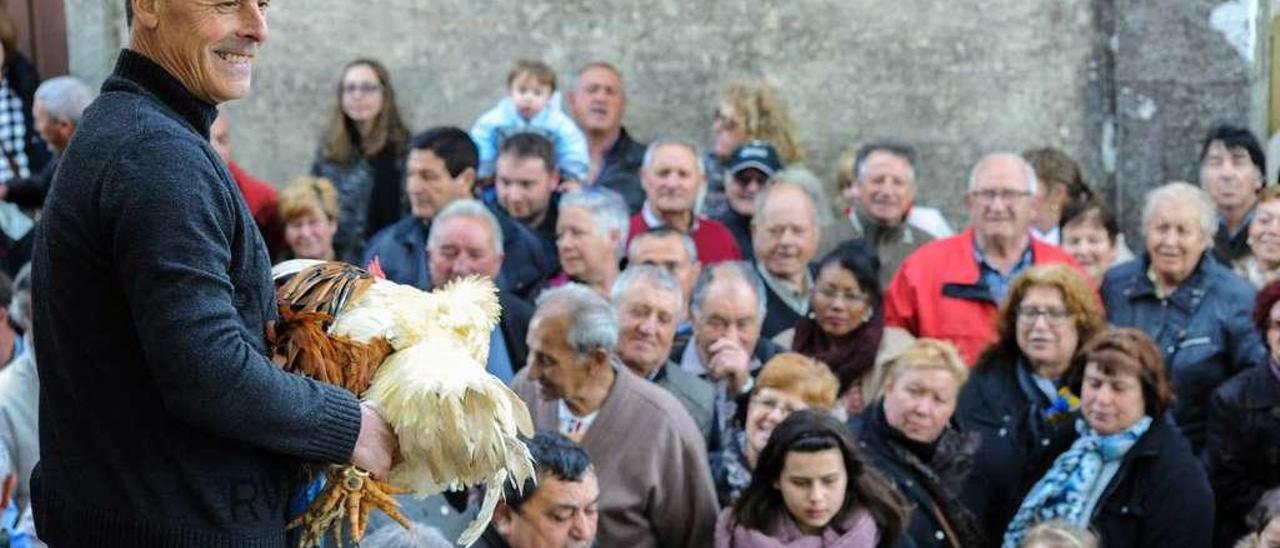 Un momento de la subasta en San Benito de Lores (Meraño), al término de la misa. // Iñaki Abella