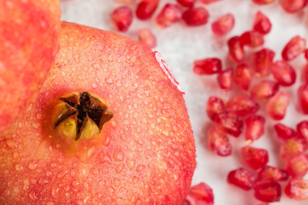 Alrededor de 500 agricultores cultivan la Granada Mollar en 40 municipios del sur de Alicante.