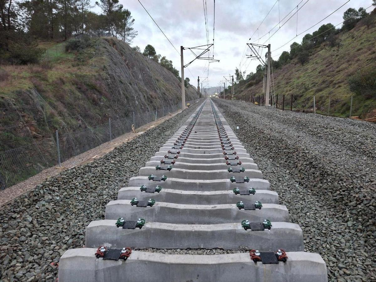 Varias traviesas de hormigón durante la reconstrucción del tramo ferroviario en Adamuz.