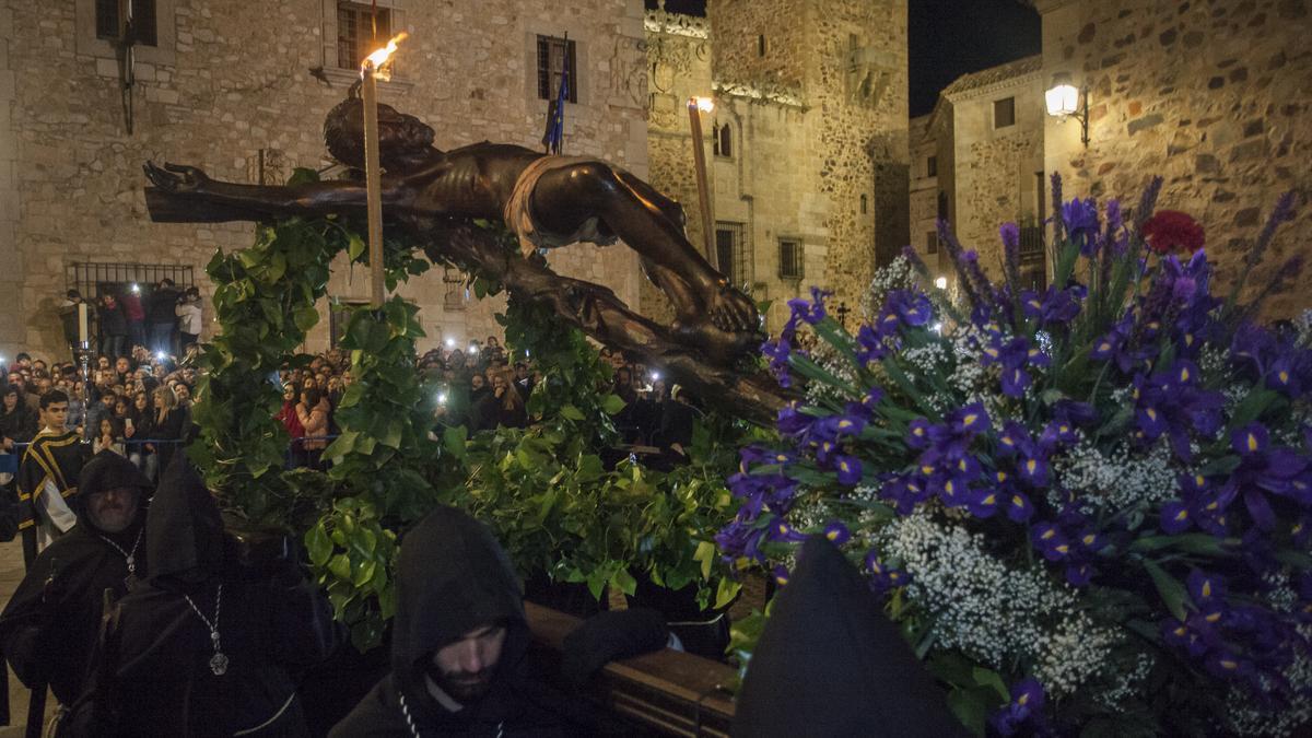 Imagen de la salida del Cristo Negro, un momento muy especial de la Semana Santa cacereña, con miles de personas aguardando en el recorrido.