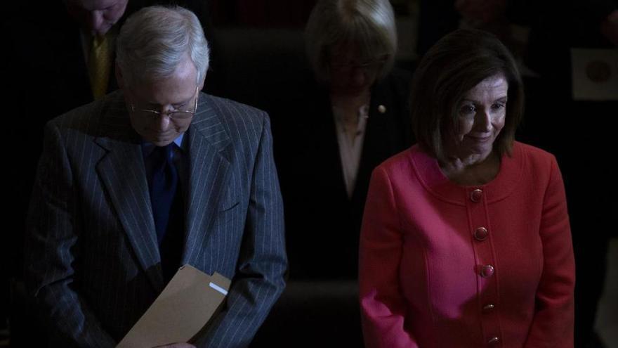 El líder de la mayoría republicana en el Senado estadounidense, Mitch McConnell, y la presidenta de la Cámara de Representantes, Nancy Pelosi.