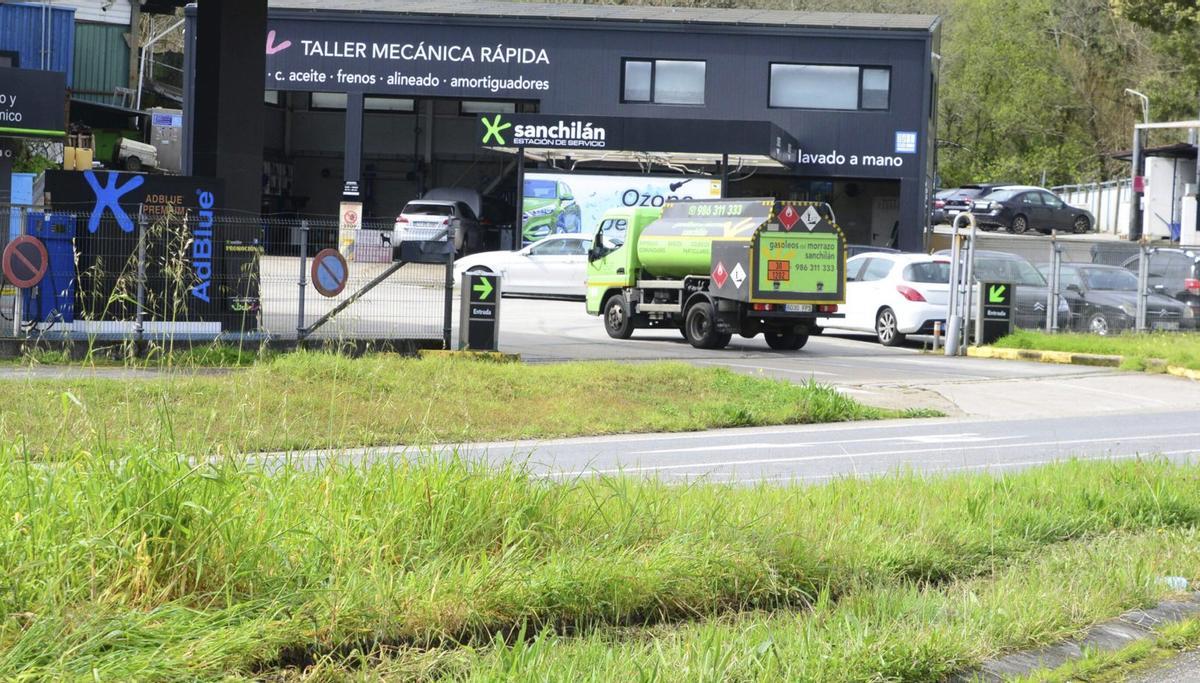 Un camión de reparto de combustible en Sanchilán, en Moaña.
