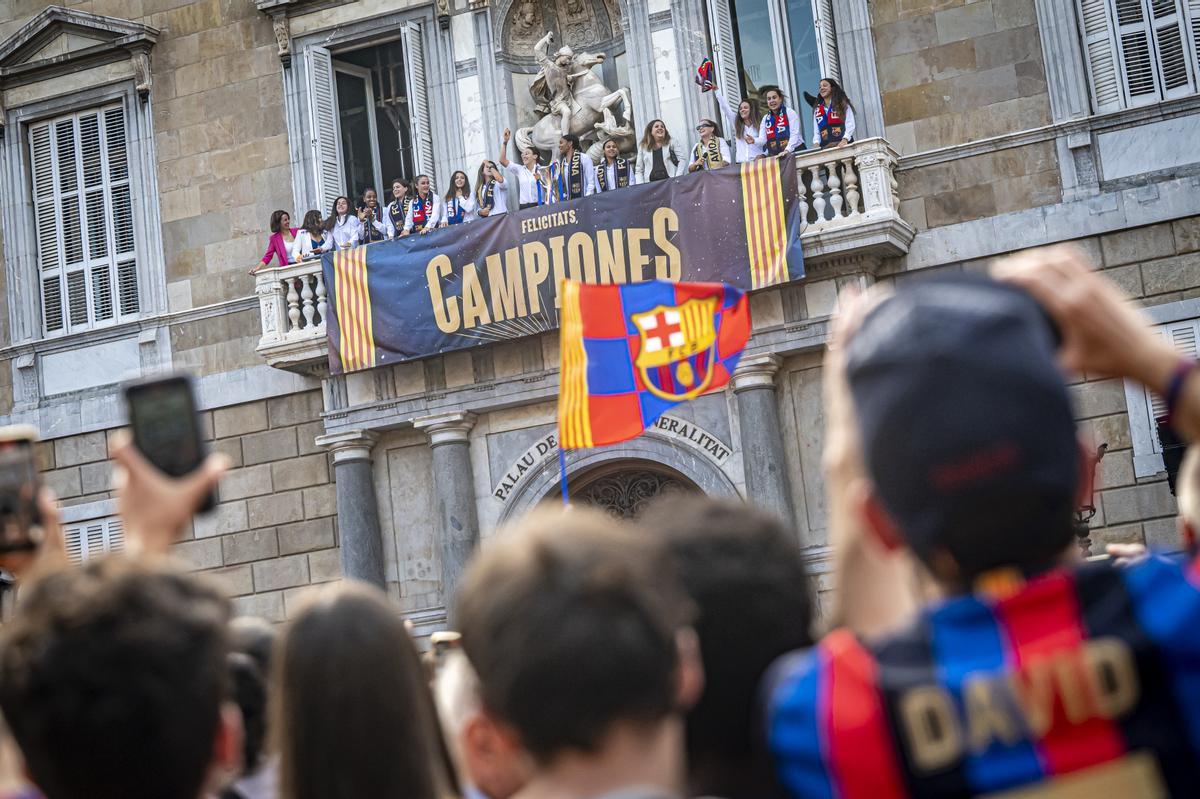 El Barça femenino celebra su Champions en la plaça Sant Jaume