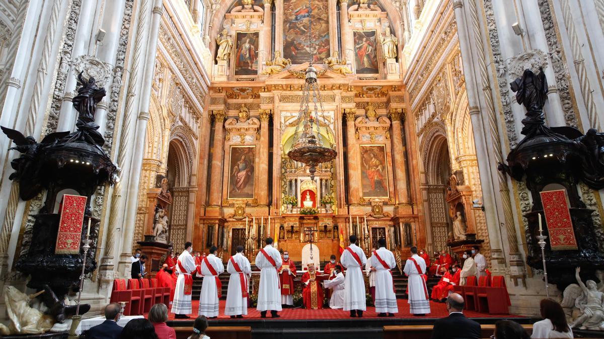 El obispo de Córdoba ordena a siete nuevos sacerdotes en la Catedral