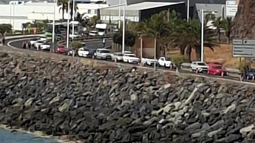 Colas por el carril bus en la playa de Las Teresitas