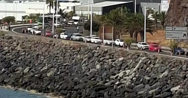 Colas por el carril bus en la playa de Las Teresitas