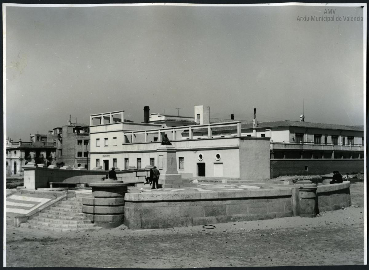 Foto histórica del antiguo monumento de Sorolla en el Cabanyal.