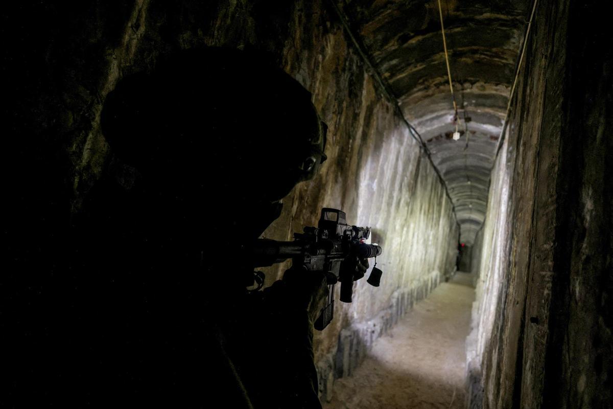 22 de noviembre. Un soldado israelí asegura un túnel bajo el Hospital Al Shifa en la ciudad de Gaza, en medio de una operación contra Hamás. 22 de noviembre. Un soldado israelí asegura un túnel bajo el Hospital Al Shifa en la ciudad de Gaza, en medio de una operación contra Hamás.