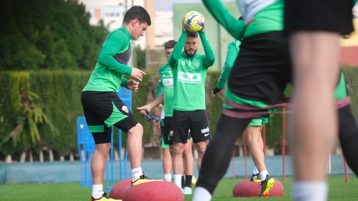 Jony Álamo este martes realizando parte de los ejercicios con el grupo, en el campo Díez Iborra