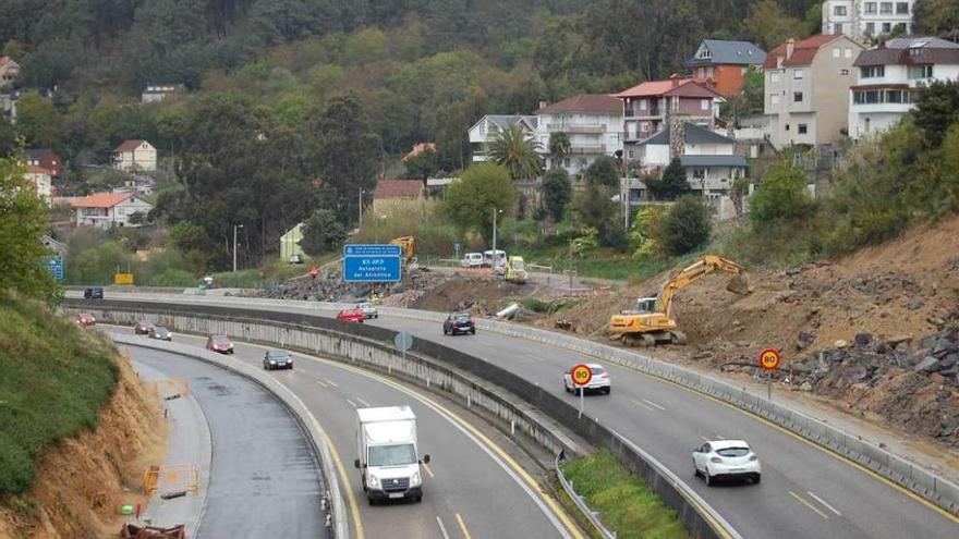 Trabajos de ampliación de carriles en la autopista AP-9 en el tramo de Chapela.  // FdV