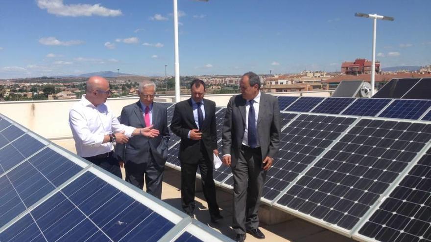 Juan Hernández, a la izquierda, con el presidente y otros representantes de la FREMM.