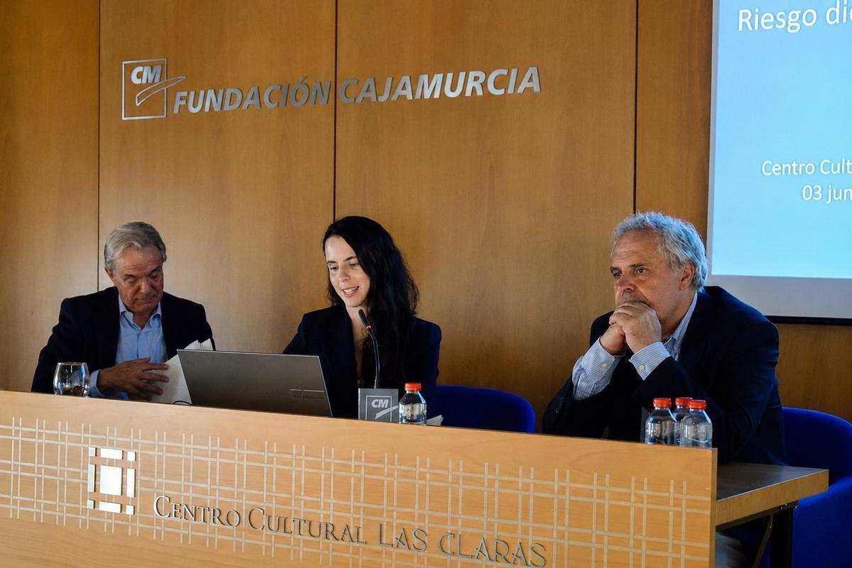 Carlos Marco, ex director técnico de la CHS, a la izquierda, Lucía Pérez, jefa de servicio en la Comisaría de Aguas, y Jesús García,  de la Oficina de Planificación Hidrológica.