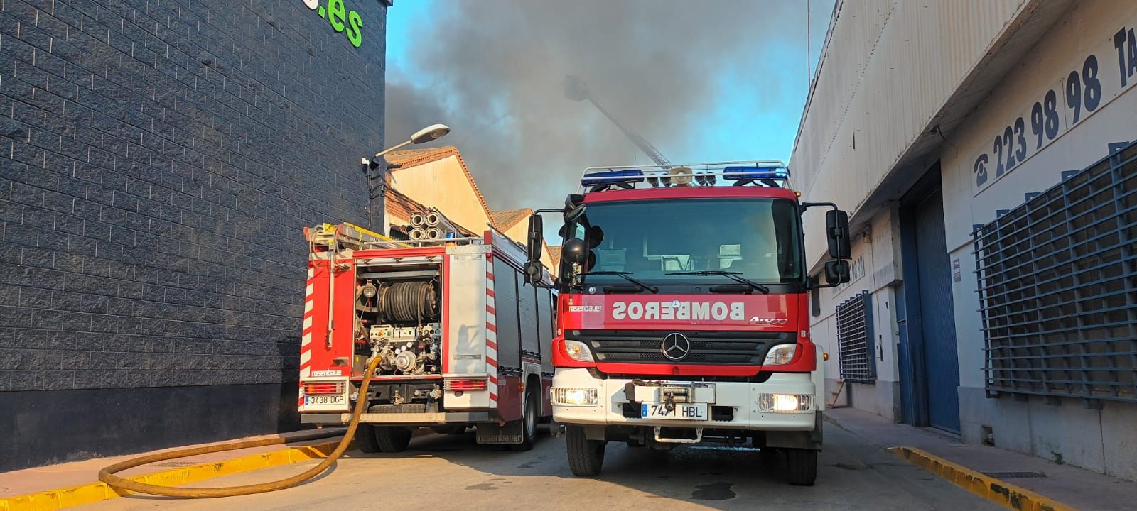 Declarado un incendio en una nave de patinetes en el polígono de La Azucarera